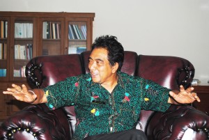 Ketua Bappeda Pemkab Mandailing Natal Abu Hanifah,SH saat memberikan penjelasan tentang kerangka dasar pembangun Mandailing Natal.